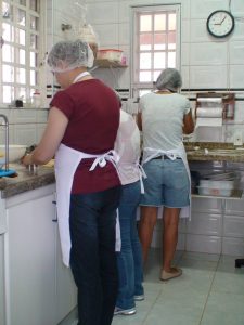 turma fazendo os biscoitos
